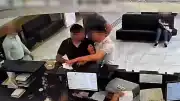 Antalya'da Dolandırıcılık Şüphelisi Bankada Suçüstü Yakalandı