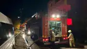 Avcılar'da üç katlı binanın çatısında yangın meydana geldi