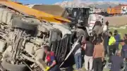 Hakkari Yüksekova'da Minibüs ile Kamyon Çarpıştı: 2 Ölü, 3 Yaralı