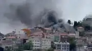 İstanbul Fatih'te Bina Yangını: Çevredeki Araçlar Zarar Gördü