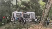 İzmir Bayındır'da Tarım İşçilerini Taşıyan Servis Minibüsü Şarampole Devrildi: 22 Yaralı