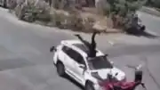 İzmir Bornova'da Trafik Kazası: 15 Yaşındaki Sürücü Motosiklete Çarptı