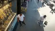 Van'da Cumhuriyet Caddesi'nde Bina Cephesinden Beton Parçaları Düştü: Panik Anları Kamerada