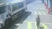 Yalova'da Seyir Halindeki Çöp Kamyonunda Çıkan Yangın İtfaiye İstasyonunda Söndürüldü