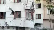 Bakırköy'de Kentsel Dönüşüm Çalışması Sırasında Bina Duvarı Komşu Apartmana Devrildi