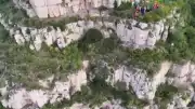 Çin'de Jiaozi Uçurumu'nda Kurtarma Operasyonu: 55 Metreden Düşen Turist Hayatını Kaybetmekten Kurtuldu
