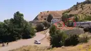 Elazığ Sivrice'de Yolcu Treni Otomobile Çarptı: Kaza Anı Kamerada