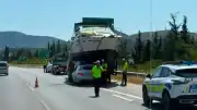 İzmir-Çeşme Otoyolu'nda Otomobil Tekne Taşıyan Çekiciye Çarptı