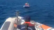İzmir Foça Açıklarında Denize Sürüklenen Lastik Botta Mahsur Kalanlar Kurtarıldı