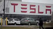 Tesla Sürücüsü Kazadan Önce Gaz Pedalına Tam Bastı: Otonom Sistem Devre Dışı Kaldı