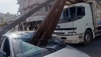 Kamyondan Düşen Demirler Otomobile Saplandı: Kaza Anı Kamerada