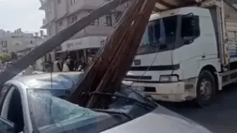 Kamyondan Düşen Demirler Otomobile Saplandı: Kaza Anı Kamerada