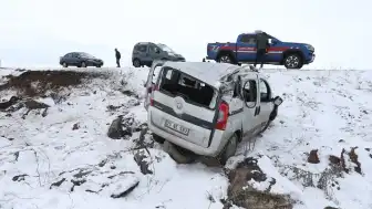Kars'ta Trafik Kazası: Baba ve Oğlu Yaralandı