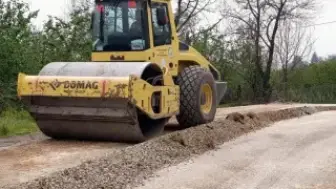 Kaynaşlı'da Grup Yolu Sıcak Asfaltla Yenileniyor
