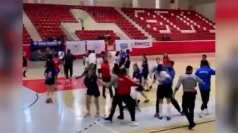 Üniversitelerarası Futsal Maçında Kadın Oyuncular Arasında Kavga Çıktı, Müsabaka Yarım Kaldı