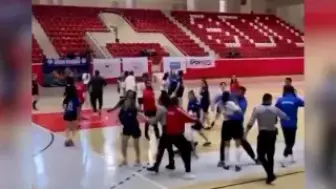 Üniversitelerarası Futsal Maçında Kadın Oyuncular Arasında Kavga Çıktı, Müsabaka Yarım Kaldı