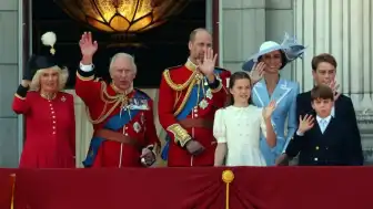 Kraliyet Ailesi, Buckingham Sarayı Balkonundan Red Arrows'u İzledi