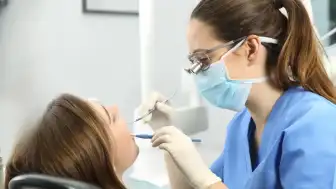 Diş Hekimliği Eğitiminde Klinik Yetersizlik İddiaları: "Klinik stajlarda hasta bakması gereken öğrencilerin bu deneyimleri yaşamadan mezun olması hem eğitim hem de halk sağlığı açısından önemli bir sorun"