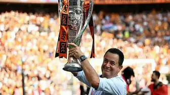 Acun Ilıcalı, Hull City'nin Premier Lig'e Yükselmesiyle Wembley'de Kupayla Kutlama Yaptı