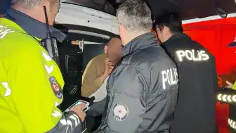 Aksaray'da Alkollü Sürücünün Çarptığı Araçta Hasar Oluştu, Sürücüye Ceza Kesildi