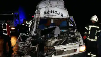 Aksaray'da Tarım İşçilerini Taşıyan Minibüs TIR'a Çarptı: 12 Yaralı