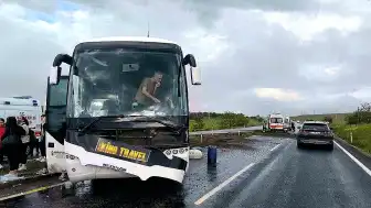 Aksaray'da Tur Otobüsü Refüje Çarptı: 16 Yaralı