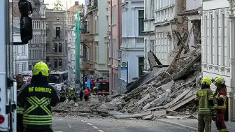 Almanya'da Tarihi Bina Çöktü: 3 Kişi Enkaz Altında Aranıyor