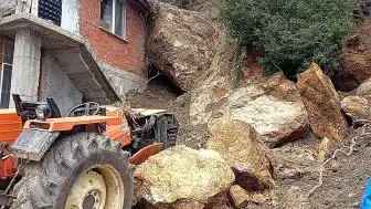 Amasya'da Heyelan: Ev ve Traktör Kaya Parçaları Altında Kaldı