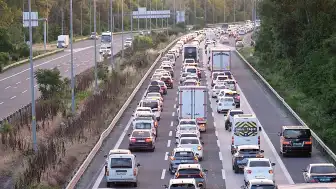 Anadolu Otoyolu Düzce Geçişinde Bayram Dönüşü Yoğun Trafik