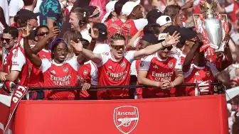 Arsenal, 22 Yıl Aradan Sonra Gelen Şampiyonluğu Taraftarıyla Kutladı