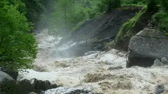 Artvin'de Şiddetli Sağanak Nedeniyle Dere Taştı, Yol Ulaşıma Kapandı