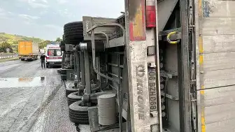 Balıkesir-Bursa Karayolu'nda Tır Kazası: 1 Yaralı
