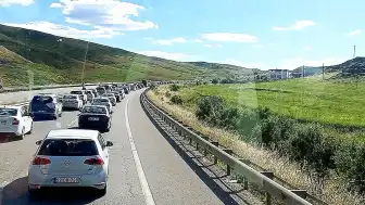 Bayram Dönüşü Trafik Kabusu: Trabzon'dan Ankara ve İzmir Yolları Kilometrelerce Kilitlendi