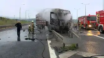 Çekmeköy'de TIR bariyerlere çarptıktan sonra alev aldı