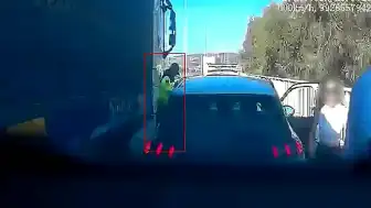 Çeşme Otoyolu'nda Jandarma Personeli Tır ile Otomobil Arasında Sıkıştı: Ölümden Döndü