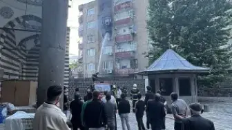 Diyarbakır'da Ev Yangını: Bir İtfaiye Eri Yaralandı, İki Kişi Dumandan Etkilendi