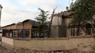 Eskişehir'de Yıldırım Düşen Caminin Minare Yıkıldı, İmam Yaralandı