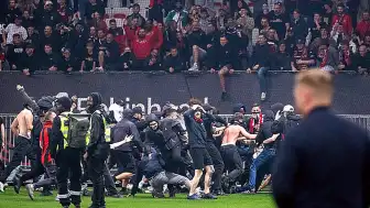 Fransa'da Futbol Sahaları Karıştı: Taraftarlar Sahaya Girdi, Teknik Direktörle Tartıştı