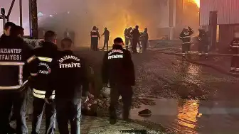 Gaziantep'teki Mobilya Fabrikasında Yangın: Ekipler Müdahale Ediyor