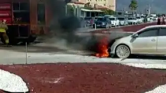 Hatay'da Seyir Halindeki Otomobil Alev Aldı