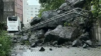 Hopa'da Heyelan: Dev Kayalar Sokağı Kapattı, Otobüs Zarar Görmedi