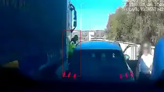 İzmir-Çeşme Otoyolu'nda Jandarma Personeli Tır Tarafından Sıkıştırıldı
