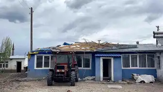 Kars'ta Şiddetli Rüzgar Maddi Hasara Yol Açtı: Çatılar Uçtu, Güneş Panelleri Savruldu