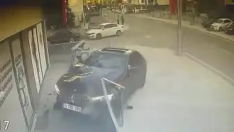 Kocaeli'de Otomobil İş Yerine Girdi, Kaza Anı Kamerada