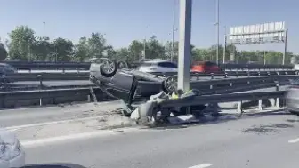 Küçükçekmece'de Trafiği Etkileyen Kaza: Otomobil Takla Attı