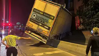 Küçükçekmece'de Yokuş Çıkan Tır Geri Kayarak Sitenin Çitlerini Yıktı