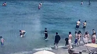 Kuşadası'nda 70 Yaşındaki Turist Denizde Boğulmaktan Kurtarıldı