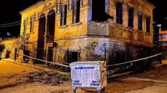 Manisa'da Tarihi Bina Çöktü: Bir Araç Hasar Gördü