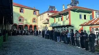 Ordu'da Bayram Namazı Sonrası Bayramlaşma İçin Uzun Kuyruklar Oluştu