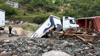 Osmaniye'de Sağanak Yağış Heyelana Yol Açtı: 6 Tır Zarar Gördü, Köy Yolları Kapandı